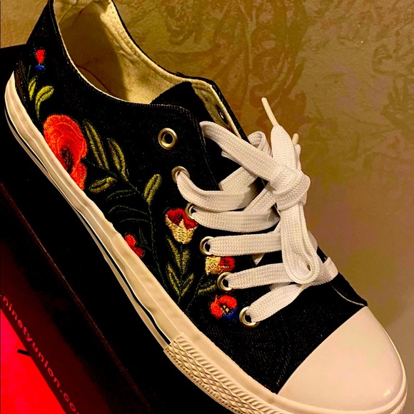 Gym shoe - Picture 1 of 1